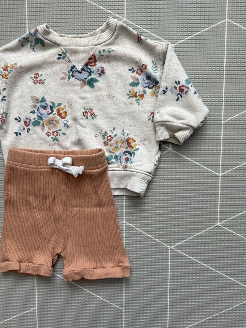 Easy Peasy|Baby girl organic cotton set,Tan Shorts & beige floral crewneck top•